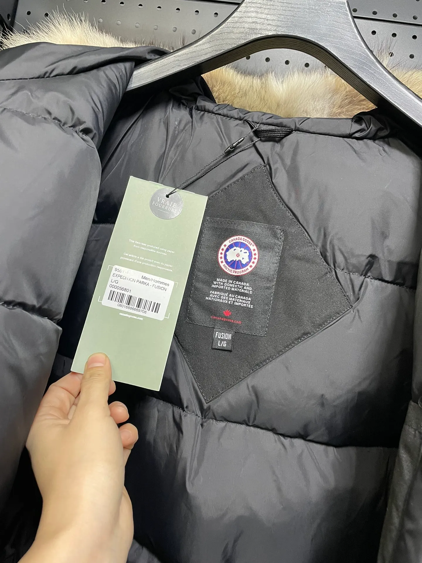 P1060 CANADA GOOES 🇨🇦ⒿⓅⓈ manufactures 10 models of snow curse men and women couples. Factory direct supply: supplying global purchasing agents, micro-business, entities, Tmall, high-end stalls and studio cooperation, free shipping! There are 10 types of Canada Goose Snow Mantra parkas for men and women, the Rolls-Royce of down jackets. ➖ Industry-leading anti-counterfeiting chip sensing. ➖ Imported Behringer embroidery machines and customized embroidery labels, the highest level and industry leading. ➖ Imported Korean 21-count polyester-cotton blended original fabric, TC85 waterproof coated fabric, water-repellent, windproof and wear-resistant. ➖ The new national standard 90 white duck down has an average down filling of 300 grams. The amount of down filling is industry-leading. ➖ 100% nylon lining with double double-layer sealing design to prevent velvet running, and seamless thread design on the cuffs! ➖ Yoshida YKK provides original factory-customized electroplated sliders. YKK two-way lockable zippers are tight and smooth and do not peel off paint. ➖ 3M composite Velcro is durable and the accessories and hardware are all custom-made. Note: Our copywriting is only simple and clear. Instead of bragging about the copywriting, it is better to compare and understand with samples. Only for the purest goose, the most dedicated, the most professional, the highest quality, the highest cost performance! SIZE:XS-XXL [with size chart]